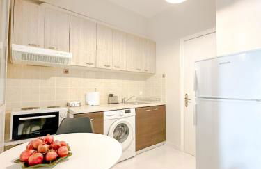 Elegant City-Center Apartment - Photo 3