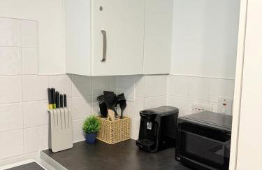 Modern 1-Bed Flat, Sleeps 4 - Photo 3