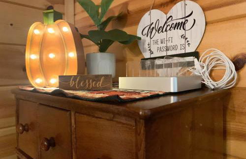 Amazing Creek View Cabin w/ Hot Tub, Firepit & Pool Table - Foto 8