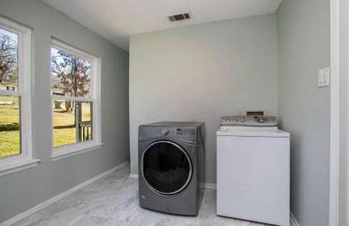 Lakefront House with Boat Dock, BBQ in Peaceful Flint - Foto 33