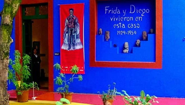 Entrada a la Casa Azul de Frida Kahlo y al Museo de Diego Rivera Anahuacalli - Foto 3, Inscripción de ''Frida y Diego vivieron en esta casa''