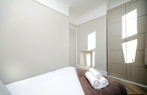 Newly refurbished 2 br apartment with a beautiful garden - Foto 49