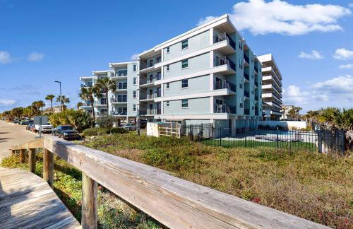 Modern oceanfront condo with outdoor pool, balcony, & washer/dryer - Foto 7