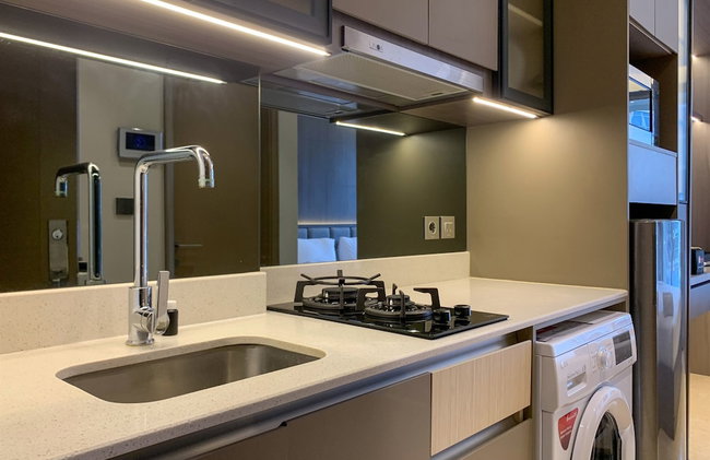 Warm And Modern Look Studio Room At Gold Coast Apartment - Foto 8