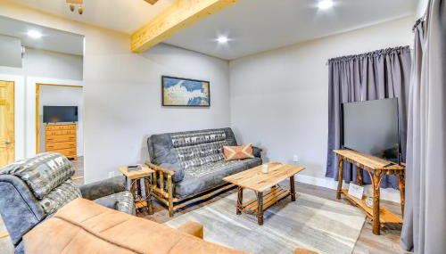 All-Season Seney Home with Private Yard and Fire Pit! - Foto 4