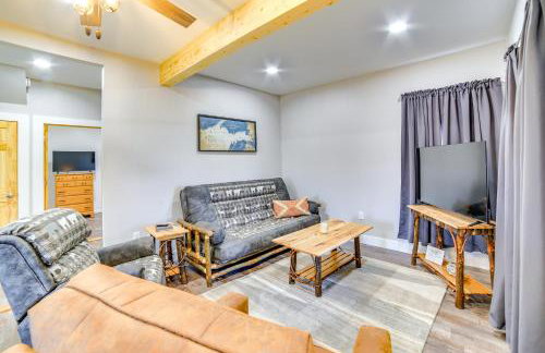 All-Season Seney Home with Private Yard and Fire Pit! - Foto 4