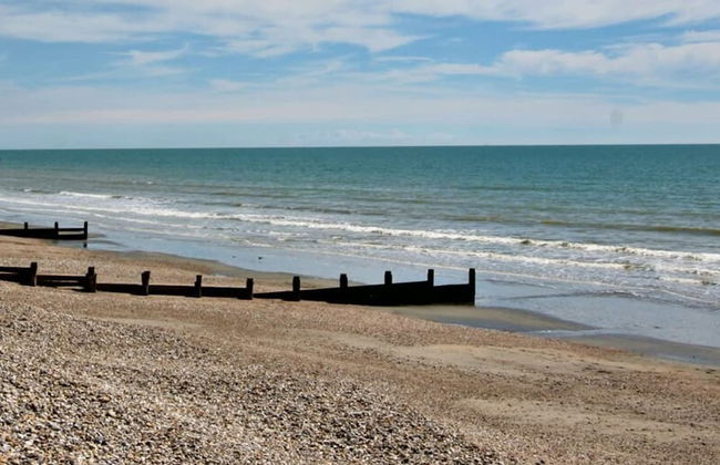 Coastal Retreat for 8 With Hot Tub - Walk to Beach - Foto 50