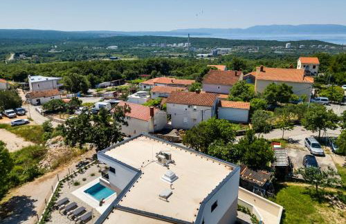 Villa Mirakul, new modern villa with swimming pool, close to the beach, children playroom, quiet area- by TRAVELER tourist agency Krk - ID 2680 - Foto 7