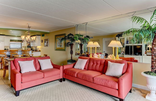 Tastefully Decorated Condo with Scenic Beach Views by RedAwning - Foto 14