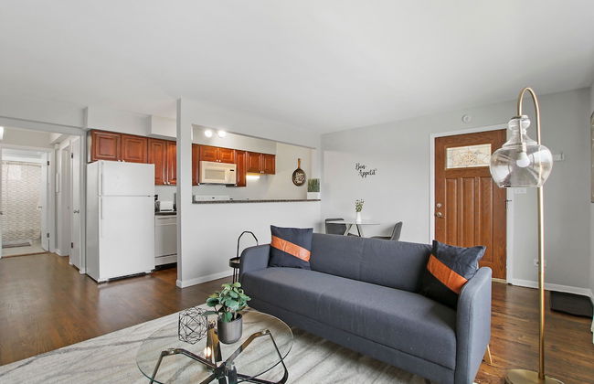 Posh 1BR Apartment in Arlington Heights - Foto 12
