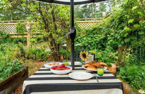 1890 CapeCod farmhouse:Charming, Private, Spacious - Photo 40