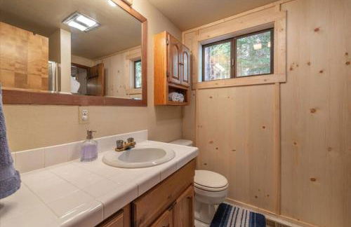 3BR Tahoe Donner Cabin with HOA Perks like Pools Hot-Tub Minutes to Trails Lake Golf - Foto 15