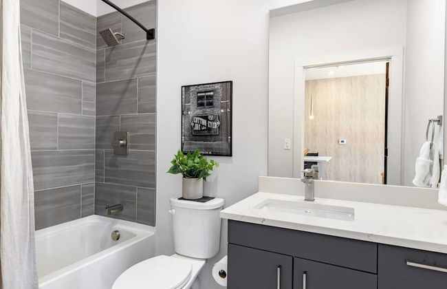 Prime Walkable Midtown Location, Pool, Gym Outlaw's Den by Avantstay - Foto 21