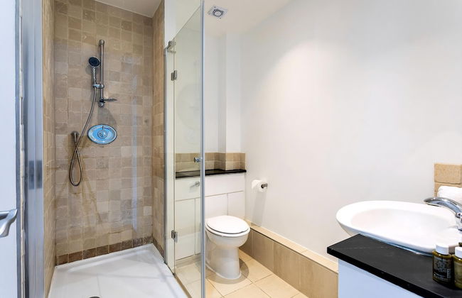 RAI - Modern Tower Hill Penthouse - Photo 15