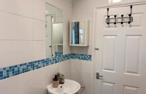 Sunny Beachside Apt with Free Parking - Foto 13