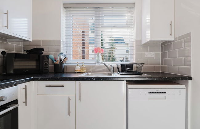 Corner House - Bright 2BD in Cheltenham - Photo 31