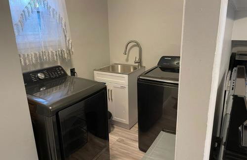 Cozy Roomy family sized apartment on major bus route close to all - Foto 6