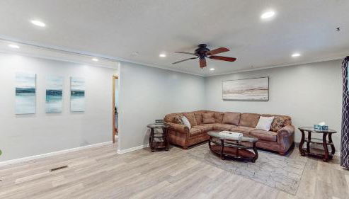 Sideline Sanctuary: Cozy Nights, Game Day Lights - Foto 3