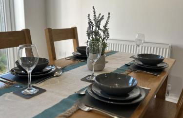 3 Bed Home with Driveway Parking for Contractors & Family stays in Stafford - Foto 16