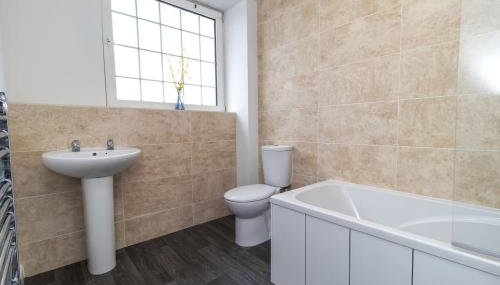 Free Driveway Parking 3 Double Bedroom House, Ideal for long term contractor, etc stays, 4 miles 11 mins drive to Nissan, 20 mins drive to Sunderland Newcastle, Fast WIFI - see Dwellcome Home Ltd site for assurance - Foto 5