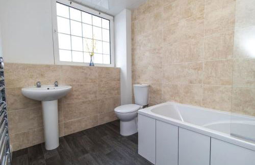 Free Driveway Parking 3 Double Bedroom House, Ideal for long term contractor, etc stays, 4 miles 11 mins drive to Nissan, 20 mins drive to Sunderland Newcastle, Fast WIFI - see Dwellcome Home Ltd site for assurance - Foto 5