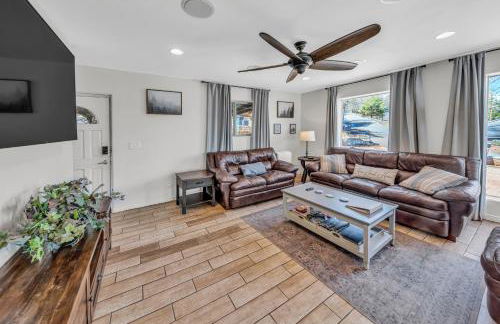 NEW! HUGE 5BR Mountain Views Game Room Hot Tub Lawn Games BBQ - Photo 11