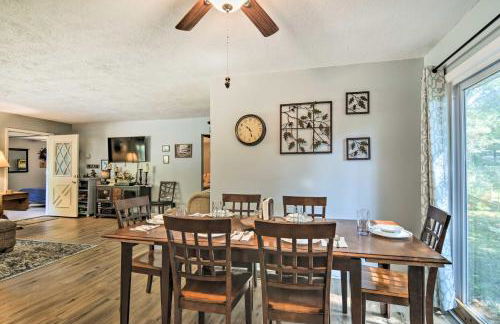 Higgins Lake Getaway with Fire Pit, Walk to Beach! - Foto 5