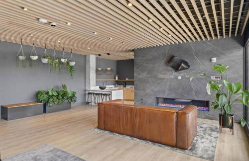 Skyline View, Pool, Gym, Balcony's, Walk to BWay! - Foto 29