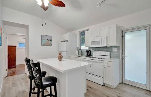 Tropical Oasis 2BR w Pool - Foto 4