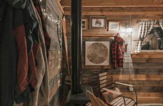 Cozy Log Cabin with an Indoor Fireplace Located on 70 Forested Acres in Leicester, Vermont - Foto 5