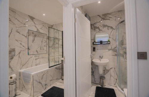 Spacious 3BR Home by D3 Short Stay, Sleep 9, Free WIFI & Parking - Foto 35