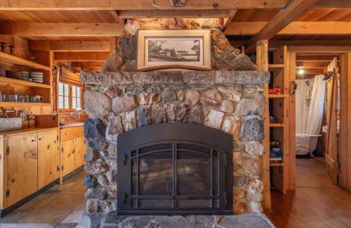 Coziest Cabin in Tahoe w Stone Fireplace Comfy Beds Close to Slopes & Lake - Foto 15