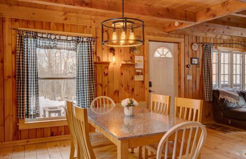 Secluded 2BR Cabin w Hot Tub, Pond, Trails, WiFi - Foto 16