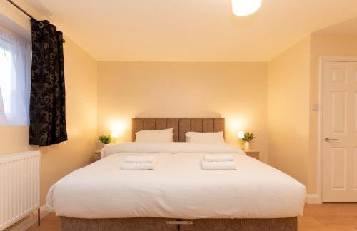 Spacious 4BR Home Walk to Station Parking - Pass the Keys - Foto 6