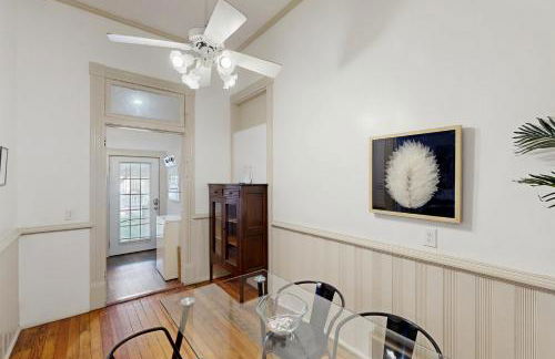 Historic charmer with updated appliances, enclosed yard, & AC - near downtown - Foto 6