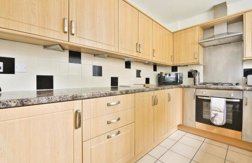 4 Modern Contractor Stay Bed with TV in Every Room and Parking in Swansea - Foto 3