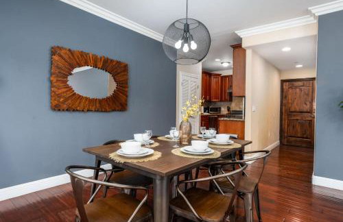 Stylish Home Prime Location with Fireplace & Patio - Foto 13