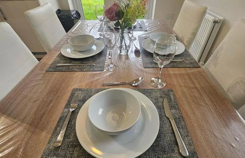 Modern Comfy 3 Bed Home - Free 2 space driveway - Free road parking - Free Netflix - Foto 37