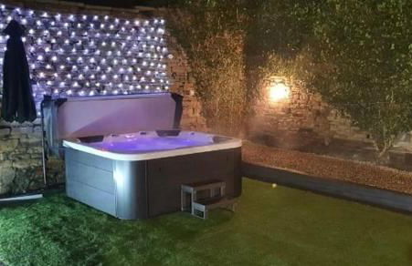 Honeybee Cottage, with a log fire & a hot tub. - Foto 29