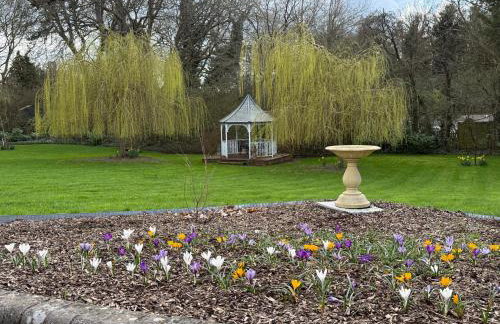 The Nook located in a beautiful garden setting with parking - Foto 16