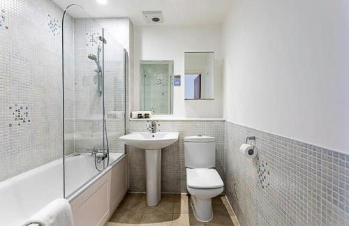 2BR, Gated parking, 50" TV, Nespresso machine - Foto 10