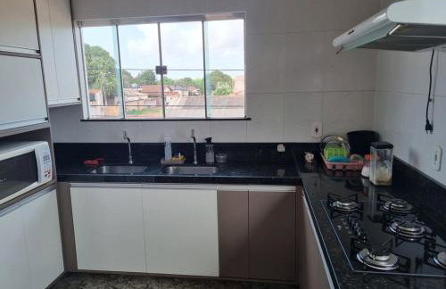 Casa espaçosa, Mobiliada e bem localizada - Foto 29