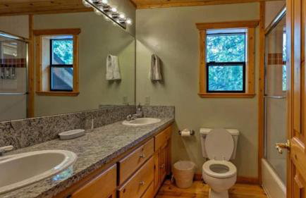 Black Bear by Avantstay Spacious Viking Lodge in Tahoe Donner w/ Game Room & Hot Tub! - Photo 28