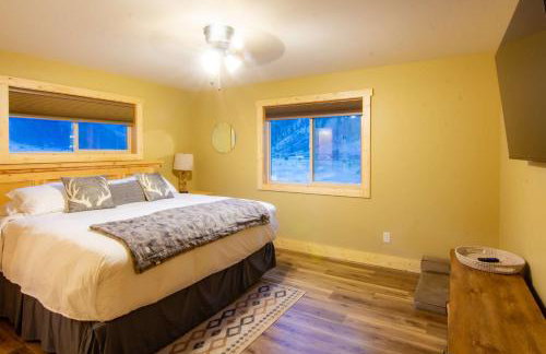 Stunning Salmon Riverfront Cabin - Foto 22