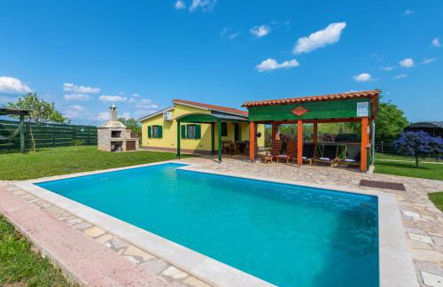 Villa Vrt, a private and fully fenced forest retreat - Photo 1