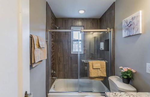 Beautiful 3br 2ba House with cozy backyard by CozySuites - Foto 20