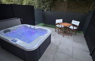 La terrasse abritée et son spa - Photo 1