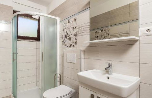 5 Bedroom Amazing Apartment In Viskovo - Photo 45