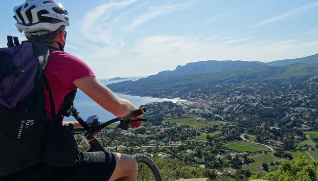 Ciclista contemplando las calanques