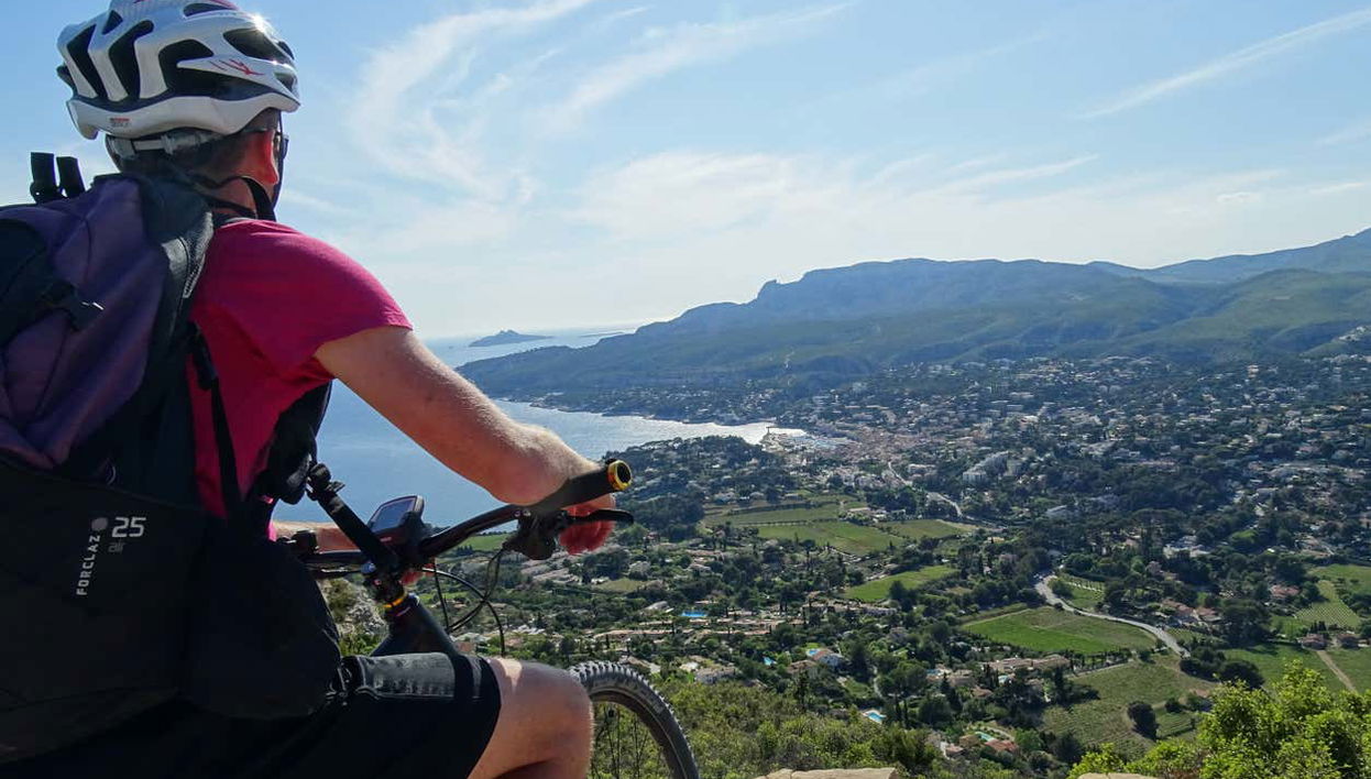 Ciclista contemplando las calanques